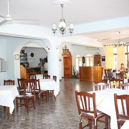 Hotel Alpine Vlorë Esterno foto