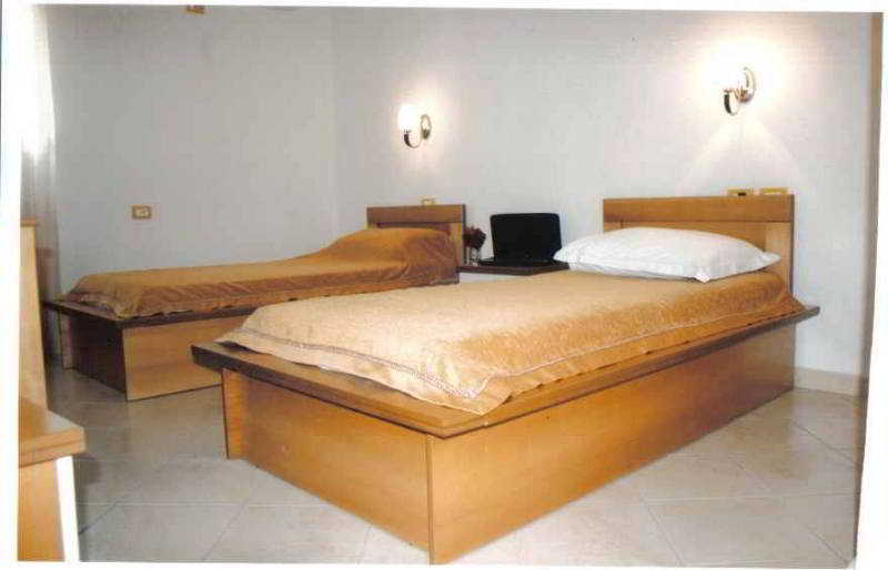 Hotel Alpine Vlorë Esterno foto