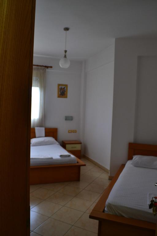 Hotel Alpine Vlorë Esterno foto