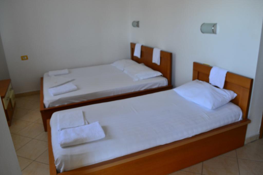 Hotel Alpine Vlorë Esterno foto