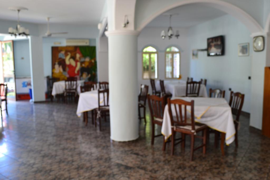 Hotel Alpine Vlorë Esterno foto